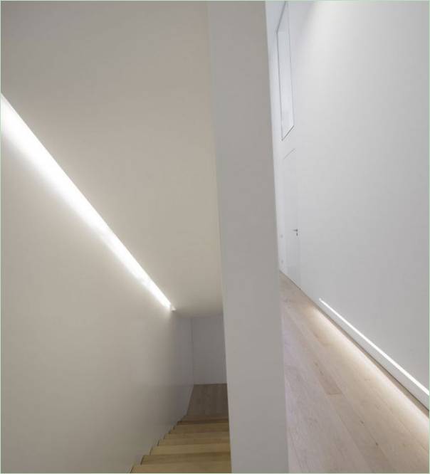 Interiør i et moderne sommerhus med minimalistisk design i hvide toner af Humberto Conde Studio, Parede-distriktet, Cascais, Portugal