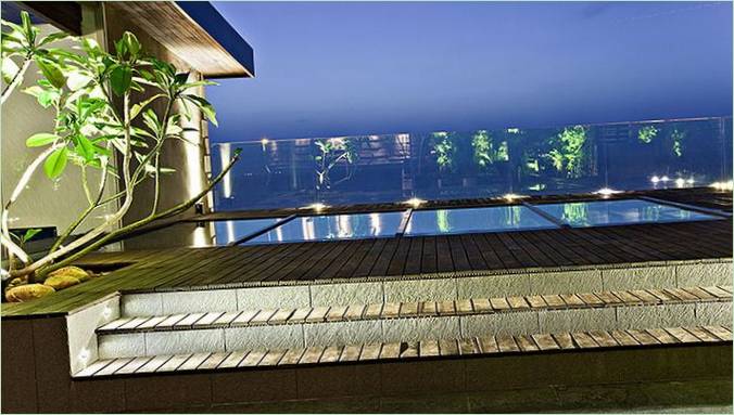 Poolterrassen på den udsøgte penthouse med havudsigt i Indien