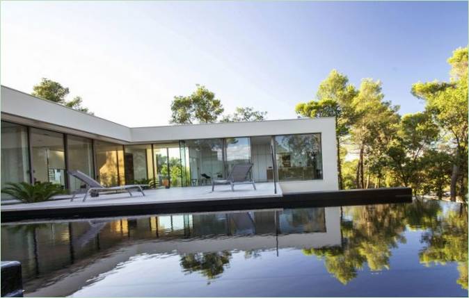 Chic poolvilla af Brengues & Le Pavec arkitekter