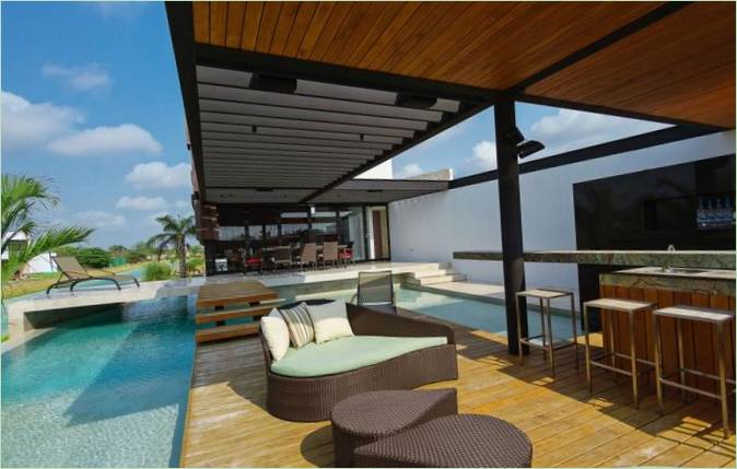 Poolterrassen i det hyggelige PL2-hus i USA