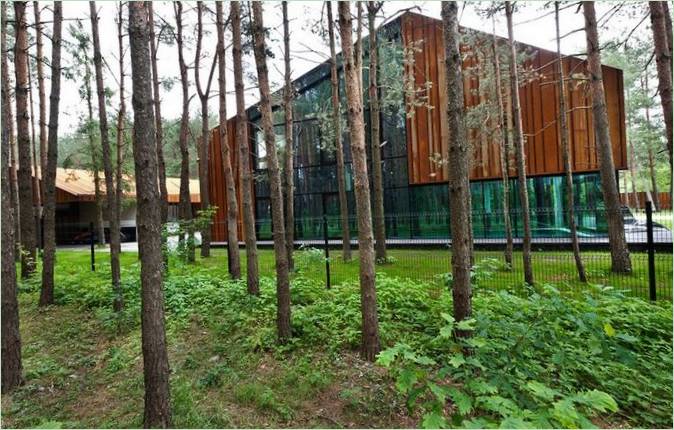 Moderne hus af Archispektras Studija på flodbredden med udsigt over fyrreskoven, Kaunas, Litauen