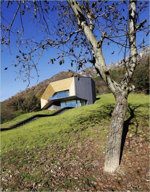 Villa udvendigt på en bjergskråning af Camillo Botticini, Italien