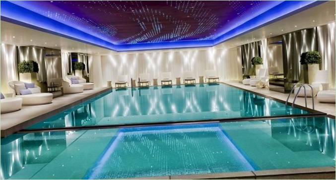 Fortryllende indendørs pool med et loft, der ligner nordlyset på himlen