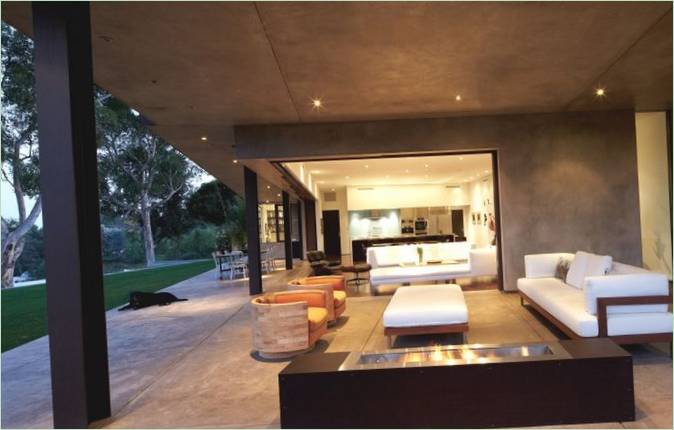 Residence Mandeville Canyon hus på en bakke