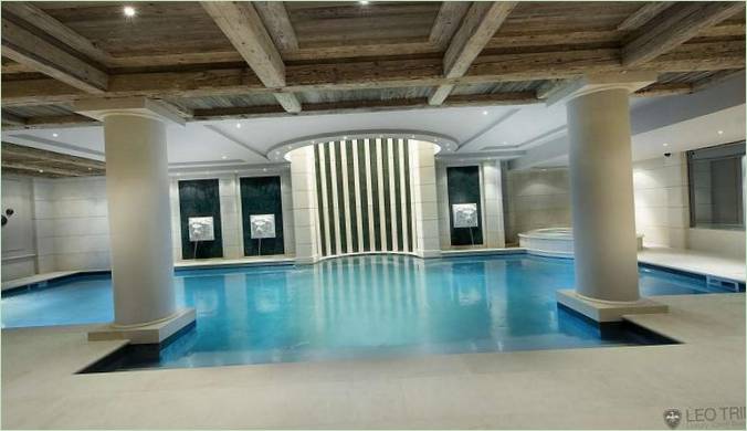 Swimmingpool i romersk stil med kolonnade og basrelieffer med løvehoveder