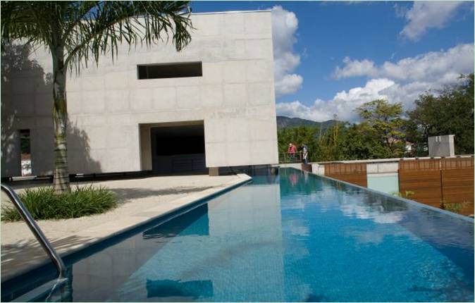 En swimmingpool med panoramaudsigt i et privat hus i Rio