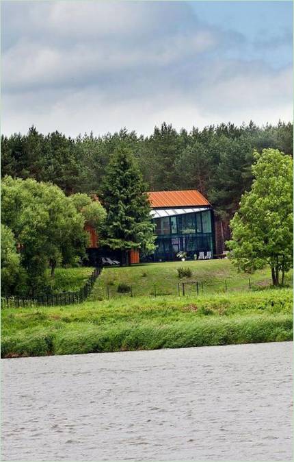 Moderne hus af Archispektras Studija på flodbredden med udsigt over fyrreskov, Kaunas, Litauen