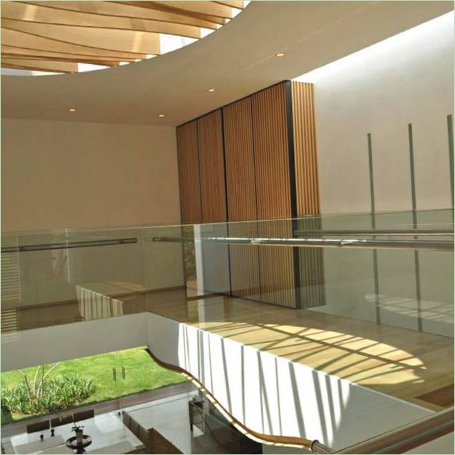 Det enkle design af det moderne ML-hus af Agraz Architects