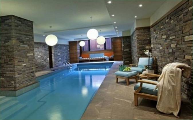 En minimalistisk pool omgivet af stenvægge