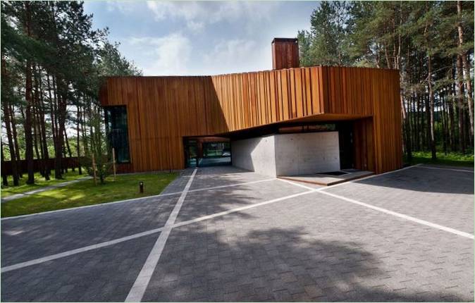 Moderne hus af Archispektras Studija på flodbredden med udsigt over fyrreskov, Kaunas, Litauen
