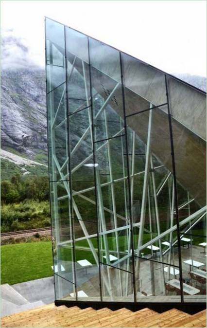 Moderne design af Trollwall Restaurant: Glasfacade