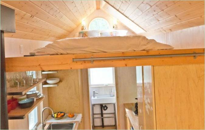 Soveværelse på loftet i et miniaturehus
