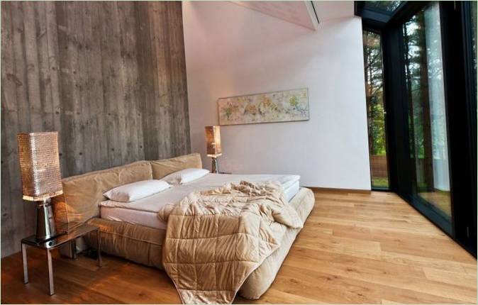 Et soveværelse med kingsize-seng i et moderne hjem ved floden