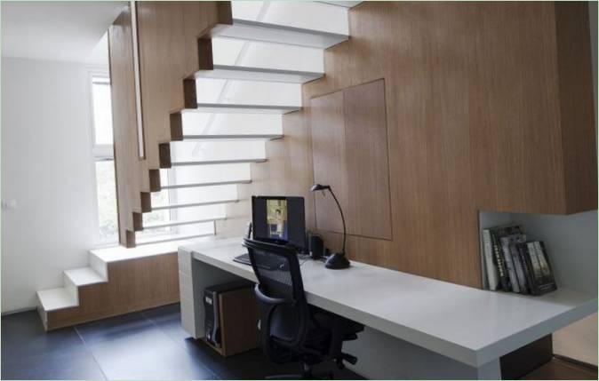 Indretning af et kontor under trappen