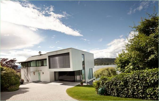 Snehvid bolig ved søen af Spado Architects, Østrig