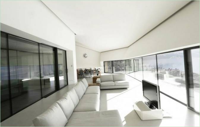 En stor hvid sofa i stuen i en villa