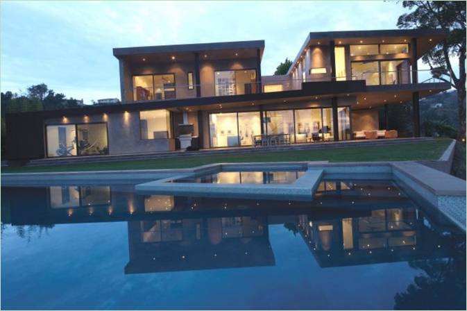 Residence Mandeville Canyon hus på en bakke