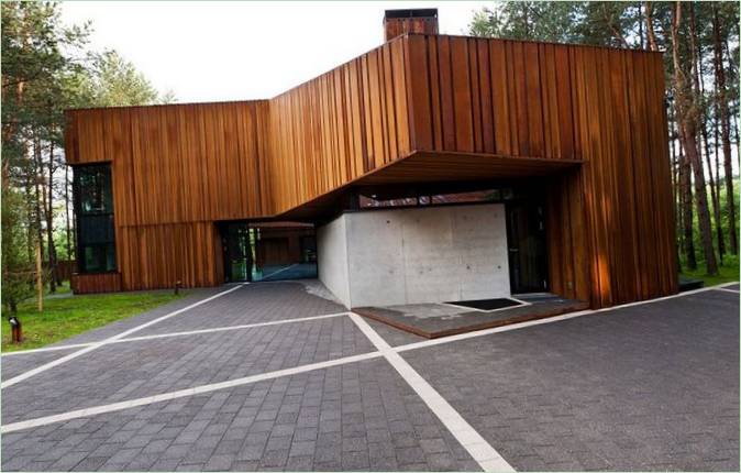 Moderne hus af Archispektras Studija på en flodbred med udsigt over en fyrreskov, Kaunas, Litauen