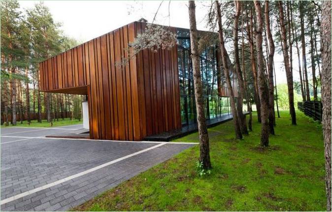 Moderne hus af Archispektras Studija på flodbredden med udsigt over fyrreskov, Kaunas, Litauen