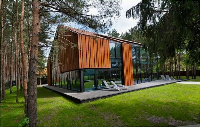 Moderne hus af Archispektras Studija på flodbredden med udsigt over en fyrreskov, Kaunas, Litauen