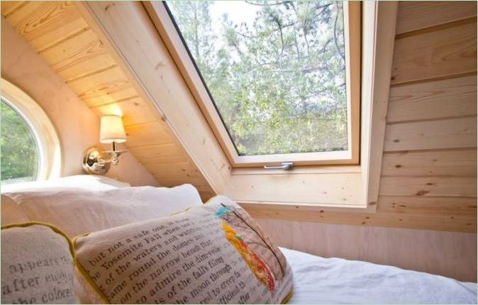 Et vindue i taget på det lille hus