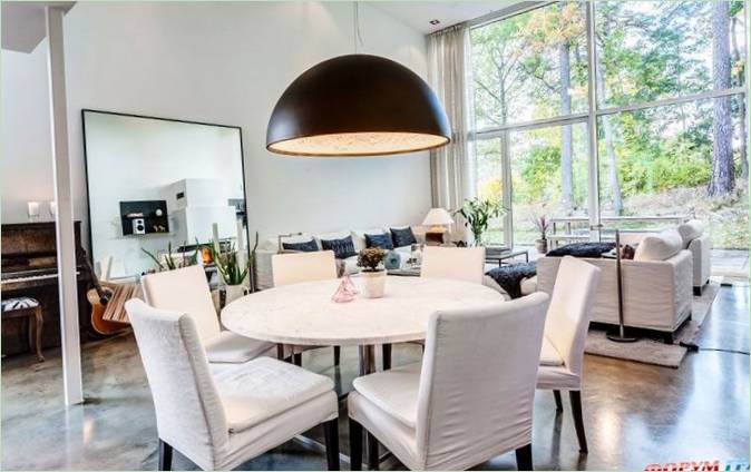 Spiseplads i en moderne chalet i skoven