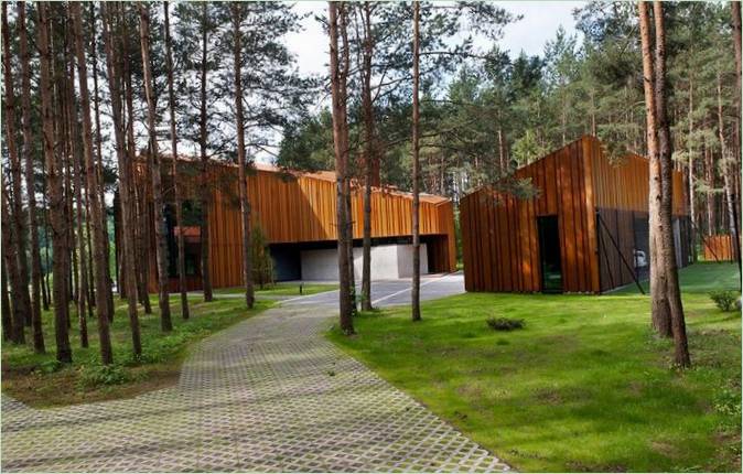 Moderne hus af Archispektras Studija på flodbredden med udsigt over fyrreskoven, Kaunas, Litauen