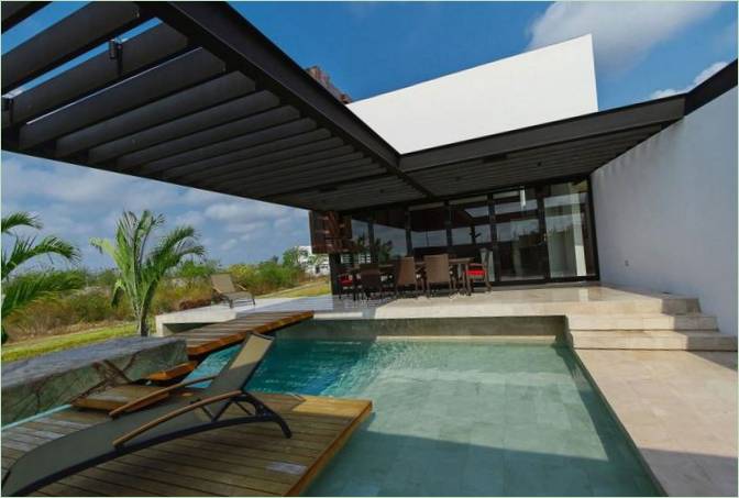Poolterrassen på den hyggelige PL2 House-villa