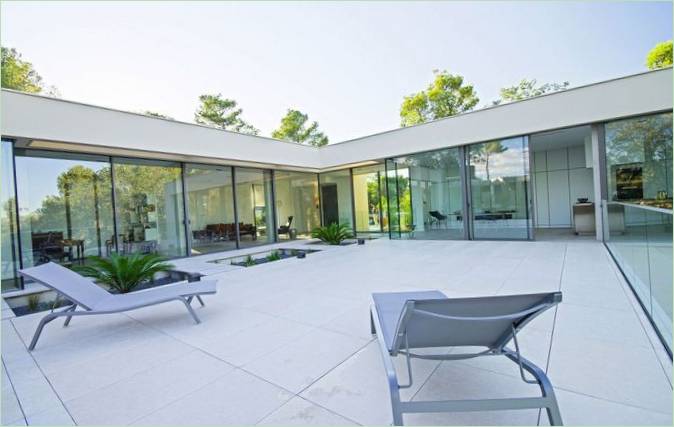 Chic villa med pool af Brengues & Le Pavec arkitekter