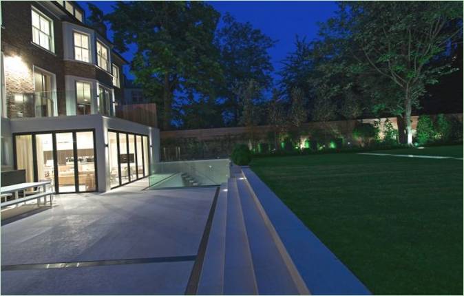 Belysning af West London House om aftenen