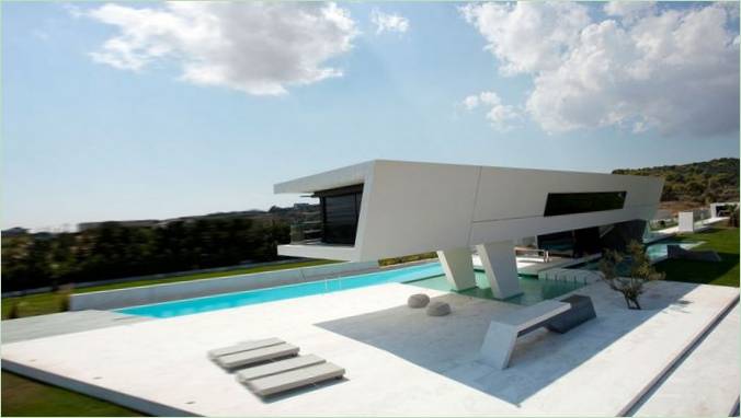 Hvid facade på den unikke H3-villa, Athen, Grækenland
