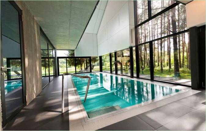 Swimmingpool i et moderne hjem ved en flod