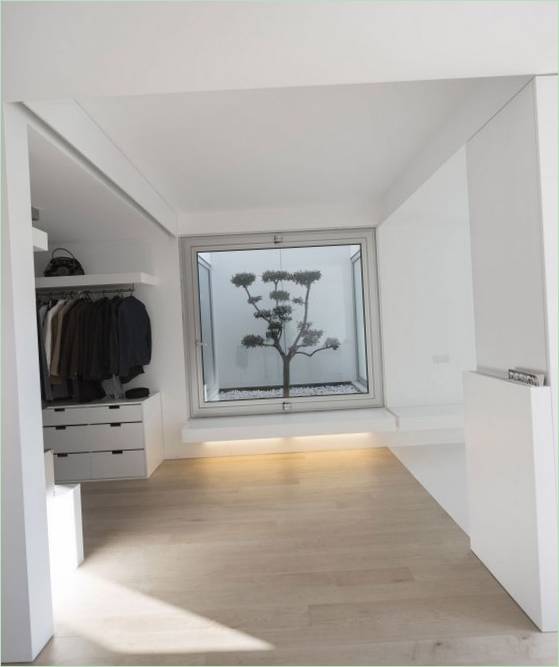 Interiør i et moderne sommerhus med minimalistisk design i hvide toner af Humberto Conde Studio, Parede-distriktet, Cascais, Portugal