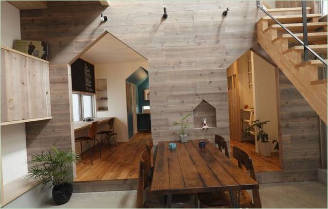 Indretning af en spisestue i Hazukashi House