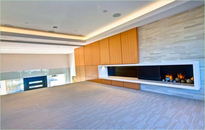 En moderne pejs i det indre af huset på Ironwood Estate