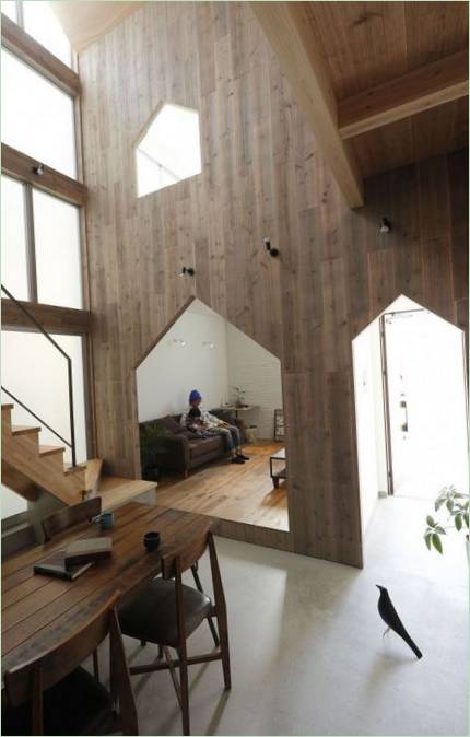 Indretning af spisestuen i Hazukashi House