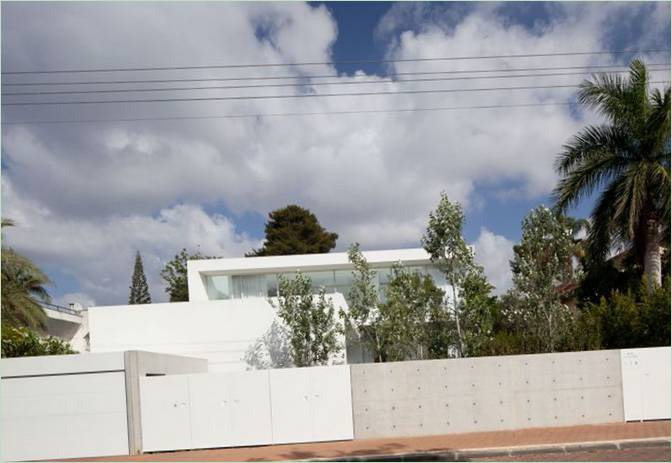 Et hus bygget mellem to gårde, Israel