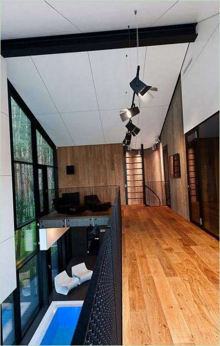 Indretning af et moderne hus ved en flodbredde