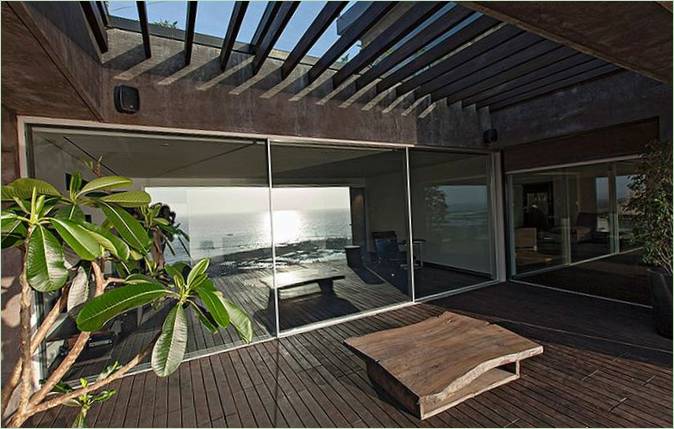 Terrassen på den elegante penthouse med havudsigt i Indien