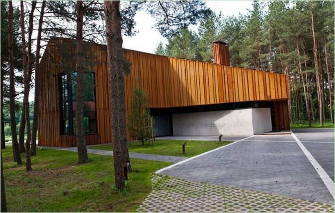 Moderne hus af Archispektras Studija på flodbredden med udsigt over fyrreskov, Kaunas, Litauen