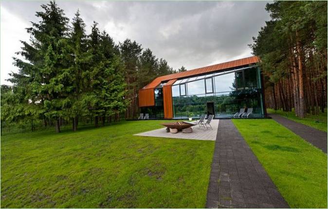 Moderne hus ved flodbredden fra Archispektras Studija med udsigt over fyrreskov, Kaunas, Litauen