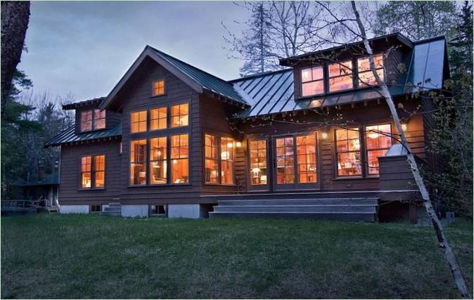 Designet af Maine Lake Retreat's hyggelige sommerhus i Canada