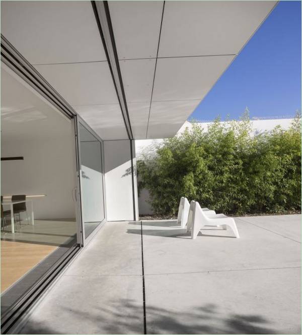 Interiør af et moderne sommerhus med minimalistisk design i hvide toner af Humberto Conde studio i Parede, Cascais, Portugal