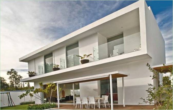 Det enkle design af et moderne ML-hus af Agraz Architects