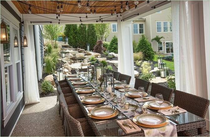 Terrasse i landlig håndværkerstil i USA