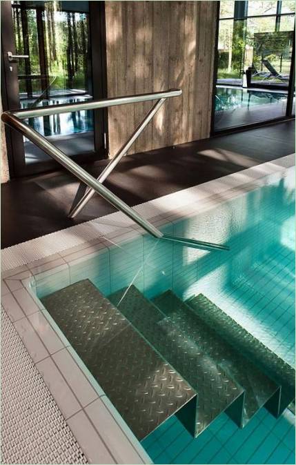 Swimmingpool i et moderne hjem ved en flod