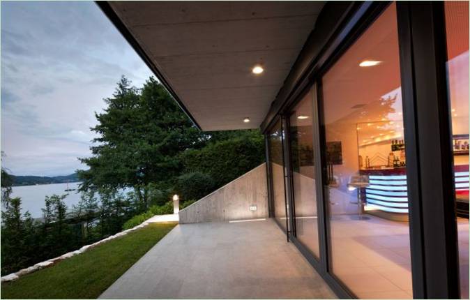 Snehvid bolig ved søen af Spado Architects, Kärnten, Østrig
