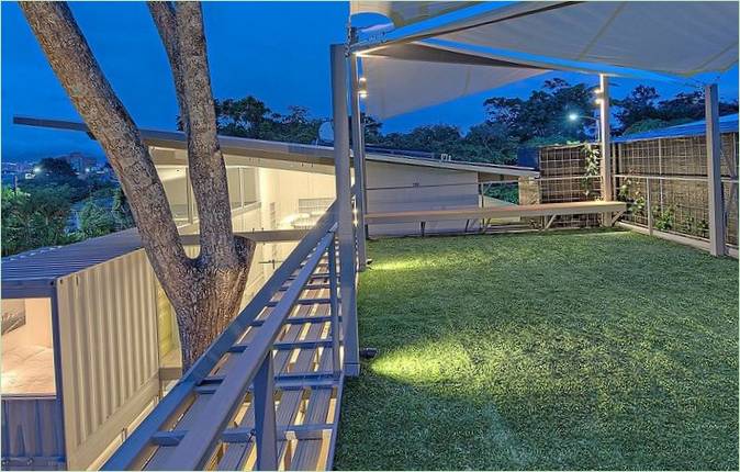 Overdækket terrasse med græsplæne på Casa Incubo