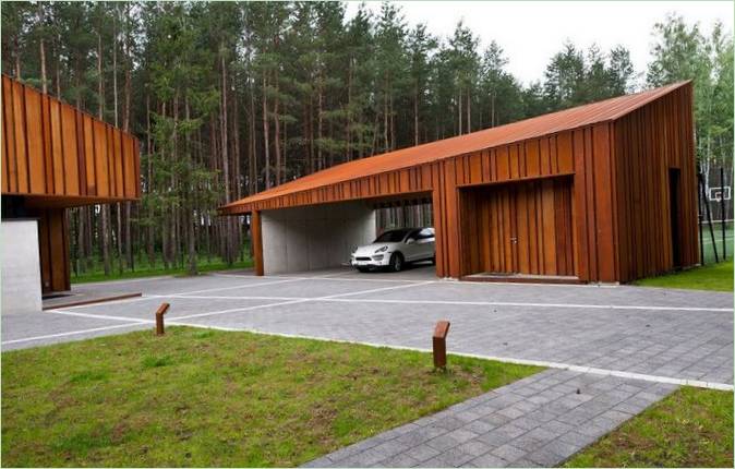 Moderne hus af Archispektras Studija på flodbredden med udsigt over fyrreskov, Kaunas, Litauen