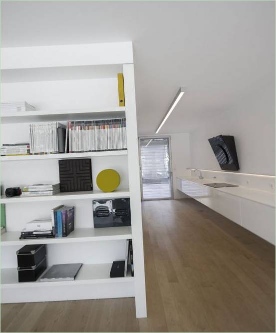 Interiør i et moderne sommerhus med minimalistisk design i hvide toner af Studio Humberto Conde, Parede-distriktet, Cascais, Portugal